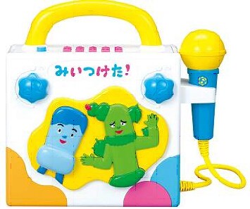 写真は「コッシー＆サボさんのカラオケパーティー」。価格は4200円。タンバリンボタンではリズム遊びが楽しめるなど、機能も多彩。小さい子どものみならず、一緒に遊ぶ大人も一緒に口ずさむことができる。(C) NHK・NHKエデュケーショナル