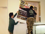 10F上りエスカレーターのショーウィンドウにパネルを組み立てる地獄牛腋臭。