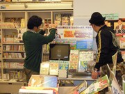 10Fフロア内に平台ディスプレイを設置中の地獄牛腋臭。