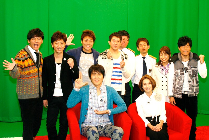 「地球のしゃべり方」会見に出席者した（前列左から）千原ジュニア、紗羅マリー、（後列左から）ますだおかだ岡田、フットボールアワー後藤、サバンナ八木、サバンナ高橋、カリカ林、Bコース・タケト、鈴木あきえ、陣内智則。