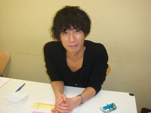 舞台「アーモンドチョコレート」の初脚本・演出を務めるカナリア安達。ストーリーはまだ明かされていないが、安達があたためてきた狂喜に満ちた不思議な世界の話とのこと。(c)吉本興業