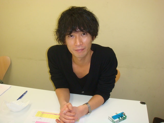 舞台「アーモンドチョコレート」の初脚本・演出を務めるカナリア安達。ストーリーはまだ明かされていないが、安達があたためてきた狂喜に満ちた不思議な世界の話とのこと。(c)吉本興業