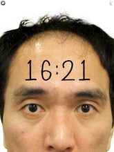 iPad専用アプリ「江頭2:50の オレが時計だ～ほぼ実寸大?!～（for iPad）」の「顔時計」（縦置き）。