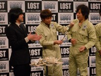 襲名式では品川から全員にレイをプレゼント。レイのクオリティを疑問視したことから、LOST芸人となったメンバーたちが次々とLOSTあるあるを披露。