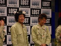 レイをもらいLOST芸人を襲名したメンバーたち。藤田は「サイードみたいな髪型にしたい」と髪を伸ばしている最中だということで、品川からいつも「サバイバルできないサイードだ」といじられていることを明かした。