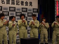 襲名式を祝してメンバーたちは作品内に登場するビールで乾杯。DVDで見ていたビールの登場に感激したメンバーたちは、その場面のあるあるで大盛り上がり。