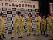 ハーリーの歩き方をマネするライセンス藤原と中山功太。これにもメンバーは大爆笑。