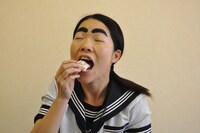 自らプロデュースしたイモトわたろんを美味しそうに食べるイモト。