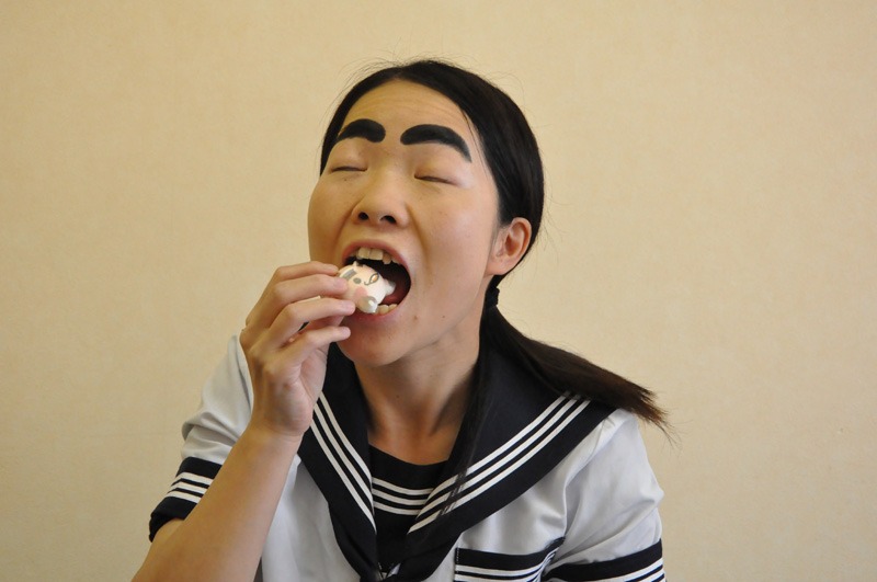 自らプロデュースしたイモトわたろんを美味しそうに食べるイモト。