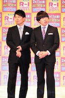 会見司会を務めた雨上がり決死隊。