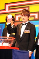 もともとお笑いをコンビでやっていたが、バンドマンに転向。バンドをやっている間にお笑いブームが来て、再びピン芸人になったという珍しい経歴を持つAMEMIYA。