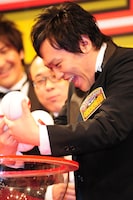 「トップバッターは地獄」と、そのつらさをキャプテン渡辺に伝えたCOWCOW山田與志。優勝賞金で車を買い、「残りのお金で赤いきつねと緑のたぬきを買いたい」とスポンサーを意識したコメントで笑いを誘った。