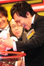 「トップバッターは地獄」と、そのつらさをキャプテン渡辺に伝えたCOWCOW山田與志。優勝賞金で車を買い、「残りのお金で赤いきつねと緑のたぬきを買いたい」とスポンサーを意識したコメントで笑いを誘った。