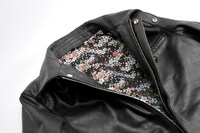 メンズの首もと。