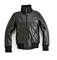 レディースは首もと、裾周り、袖口まで防寒対策がされているうえ、オシャレなデザイン。