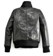 背面にメンズと同じくあしらわれた「跨」の文字には、男女関係なく「すべてのライダーは皆、仲間！」と信じるぐっさんの気持が。