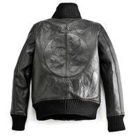 背面にメンズと同じくあしらわれた「跨」の文字には、男女関係なく「すべてのライダーは皆、仲間！」と信じるぐっさんの気持が。