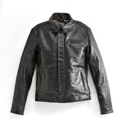 メンズはM、L、XLを用意。素材に上質なカウハイドを使用したシングルタイプのライダースジャケットとなっており、走行風をカットするウインドフラップも備えている。