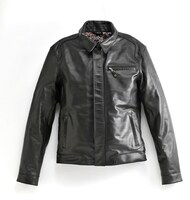 メンズはM、L、XLを用意。素材に上質なカウハイドを使用したシングルタイプのライダースジャケットとなっており、走行風をカットするウインドフラップも備えている。