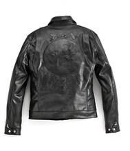 背面にあしらわれている文字「跨」はぐっさん直筆起こし。文字は革ジャン本体とまったく同じ革を使用している。