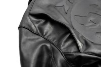 背面には動きやすいアクションプリーツ。ライディング時だけでなく、普段から着る場合も着やすくなっている。