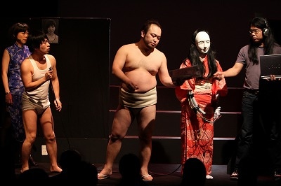 アホマイルド・クニが脚本・演出を務めるこの芝居には、キュートンのパフォーマンスでおなじみのエージェント3人（椿鬼奴、しんじ、アホマイルド坂本）が重要な役割を担って登場。しんじがPCを使って働く姿はこのストーリーならではの貴重な場面。(c)フォトプロ