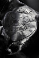 ぐっさんこだわりのジャケット本体と同じ革を使用した文字。目を凝らして見ると文字が浮かび上がるようになっている。