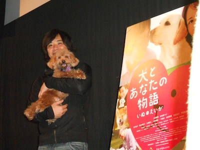 映画「犬とあなたの物語 いぬのえいが」の舞台挨拶に登場した藤原。自身が出演するエピソード「DOG NAP」で共演した犬について「天才ですよ。僕よりNG少ないと思います」と絶賛していた。