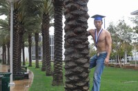 1月6日にブログに掲載されたこの写真のタイトルは「ヤシの木とBOKU」。(c)吉本興業