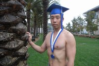 サンタモニカカレッジを卒業し、今後日本で活動を再開するなかやまきんに君。自分のコメントに自分で感想を付けるきんに君独特の長いブログをぜひチェックしてほしい。(c)吉本興業