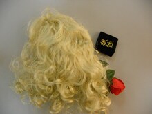 楽屋には、ユーモア軍団のジュピター木村のものと思われる金髪のカツラとバラ。そして鬼ヶ島野田が手首につけていた、普通の人では重くて持てないリストバンドが残されていた。