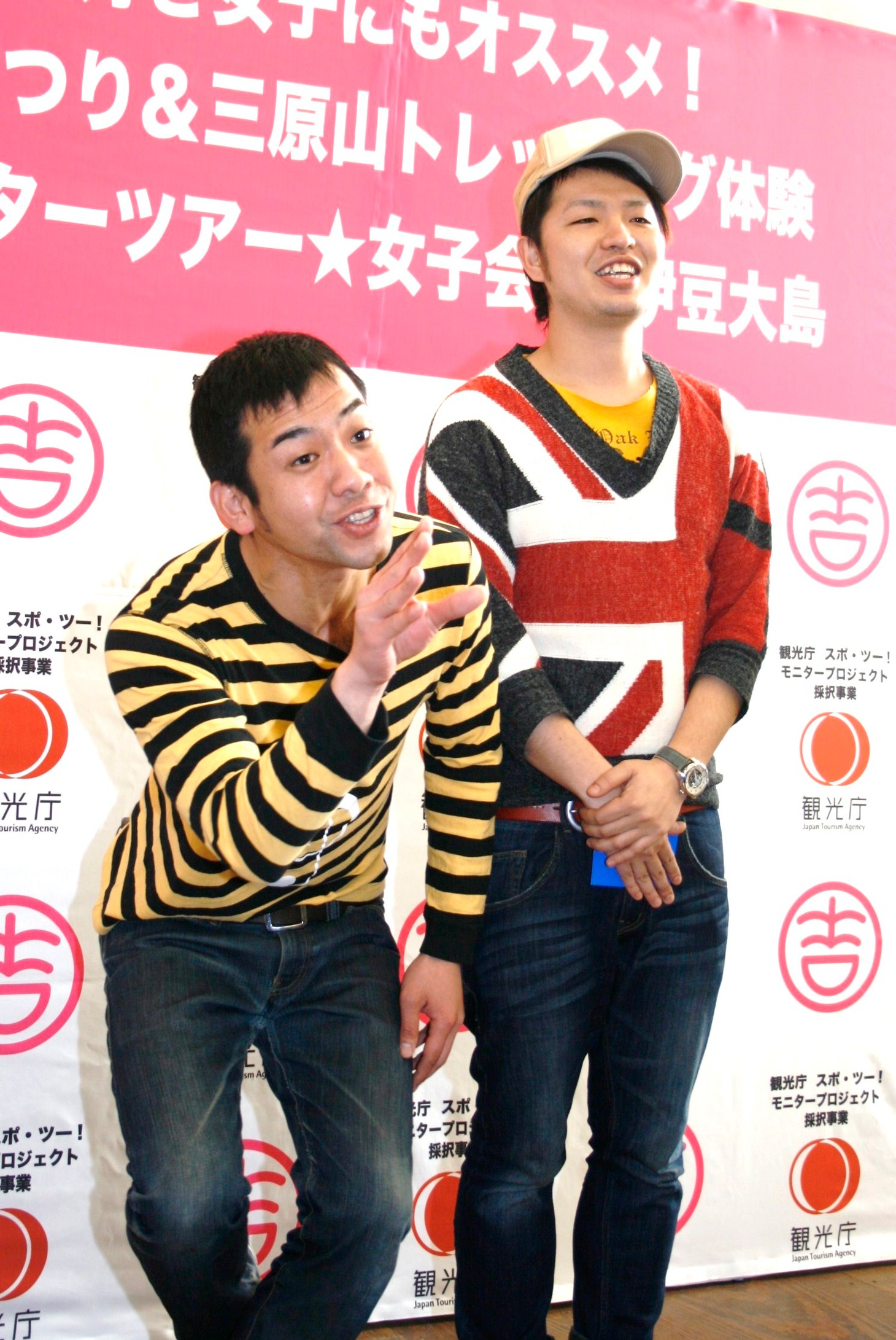 「んー、チョイチョイ」とつかみギャグを披露するもっこすファイヤー・のりを（左）と拓（右）。