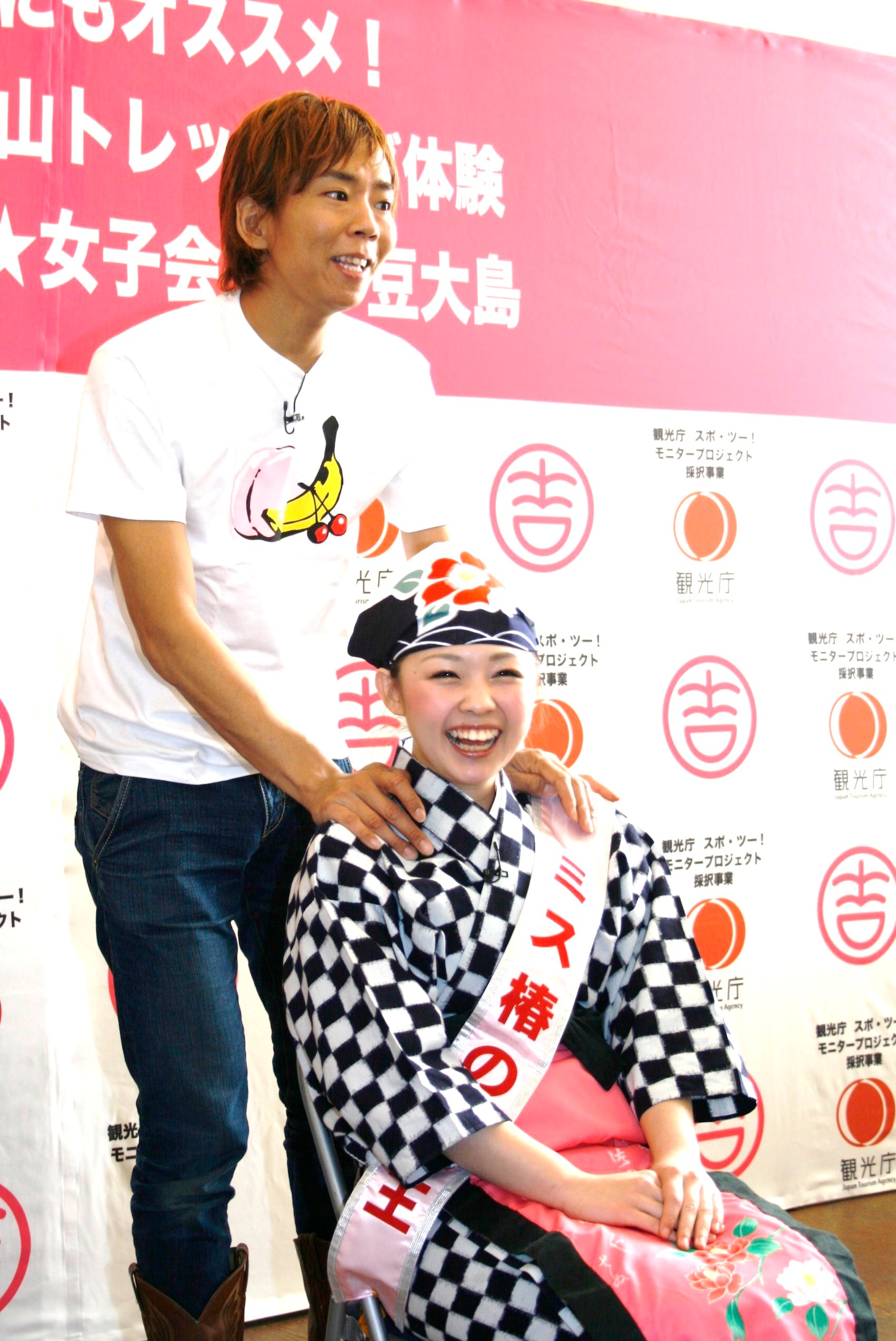 「ミス椿の女王」金川恵理にマッサージを施す楽しんご♥。肩を丁寧に揉んだあげく「若いので特にこってない」と感想を漏らした。