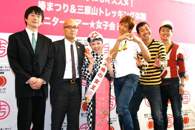 楽しんご♥プロデュース「椿まつり＆三原山トレッキング体験モニターツアー」の発表会見に出席した楽しんご♥（右から3人目）ともっこすファイヤー（右）。