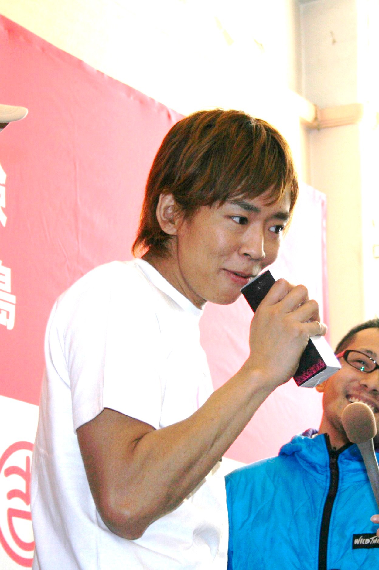 囲み取材で椿油の箱をマイクに見立て、本田理沙の「容赦なく愛して」を歌い出した楽しんご♥。