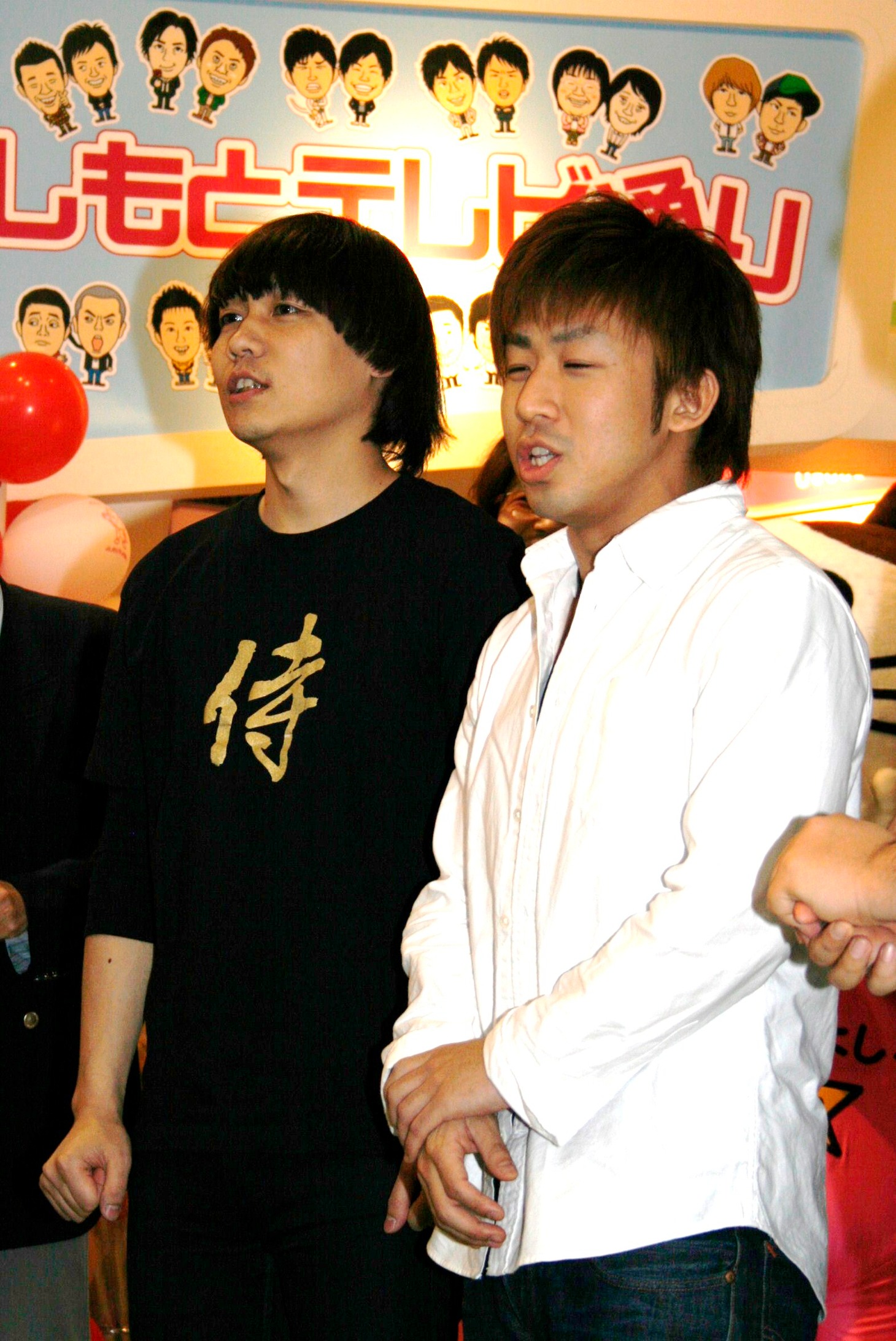 チーモンチョーチュウ。白井（左）が「ライブでは鉄球を使ったコントをしたい」と発言する一方、菊地（右）は「大人数のコントをやってみたい」とまともなプランを語った。