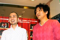 スリムクラブ。真栄田（右）は「ライブではチーモンを裸にして十字架にはりつけ、内間の頭部でこすりたい。それを板尾さんに『ロマンやなぁ』と言われたい」とアブノーマルな願望を明かした。内間（左）は「みんなでジェスチャーゲームとかしたい」とコメント。