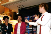 ジューシーズ児玉（左端）に「先輩なのにおごってくれない」と毒づく御茶ノ水男子しいはし（右端）。児玉は「実家に借金が……」とうなだれた。