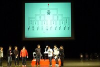 オープニングでは、くじ引きで対戦相手を決定。集まったメンバーを見た山里は「ロボットコンテストの決勝戦に出てくるような面子」と感想を漏らした。