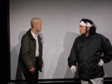 漁師と怪しげな雑誌記者のコントを演じたチョイチャック。2月12日に新宿V-1にて初の単独ライブ「いつものトコロ」を開催する。