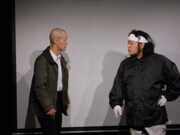 漁師と怪しげな雑誌記者のコントを演じたチョイチャック。2月12日に新宿V-1にて初の単独ライブ「いつものトコロ」を開催する。