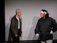 漁師と怪しげな雑誌記者のコントを演じたチョイチャック。2月12日に新宿V-1にて初の単独ライブ「いつものトコロ」を開催する。