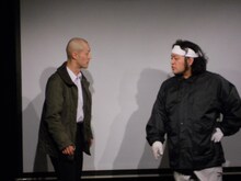 漁師と怪しげな雑誌記者のコントを演じたチョイチャック。2月12日に新宿V-1にて初の単独ライブ「いつものトコロ」を開催する。