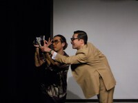 イワイガワのコントには、謎の女性カメラマンとレポーターが登場。その正体は……。エンディングの告知では2人同時に別の告知をスラスラ言い始め、流れ星・瀧上から「ジョニ男さんのほうがなぜか耳に入る」とツッコまれた。