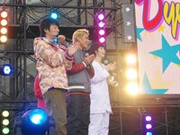 ロンブー淳（左）は50TAの楽曲について「いいメロディなのに途中でバカにできる。こんなミュージシャンは他にいない。これからもロンハーで応援していく」とコメント。