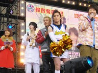 DVDのダイジェスト映像を見つめる出演者たち。