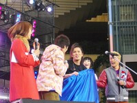 「ノコギリガール」を歌う前に、ステージ上で生着替えを行った50TA（中央）。