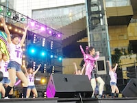 「ノコギリガール」を歌い踊る50TA。