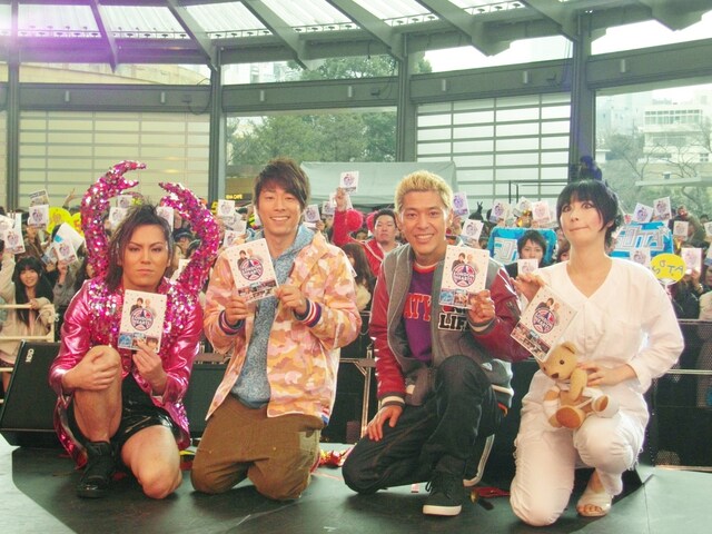 「ロンドンハーツ」DVD第2弾の発売記念イベントに登場した50TA（狩野英孝）、ロンドンブーツ1号2号・田村淳、田村亮、鳥居みゆき（左から）。