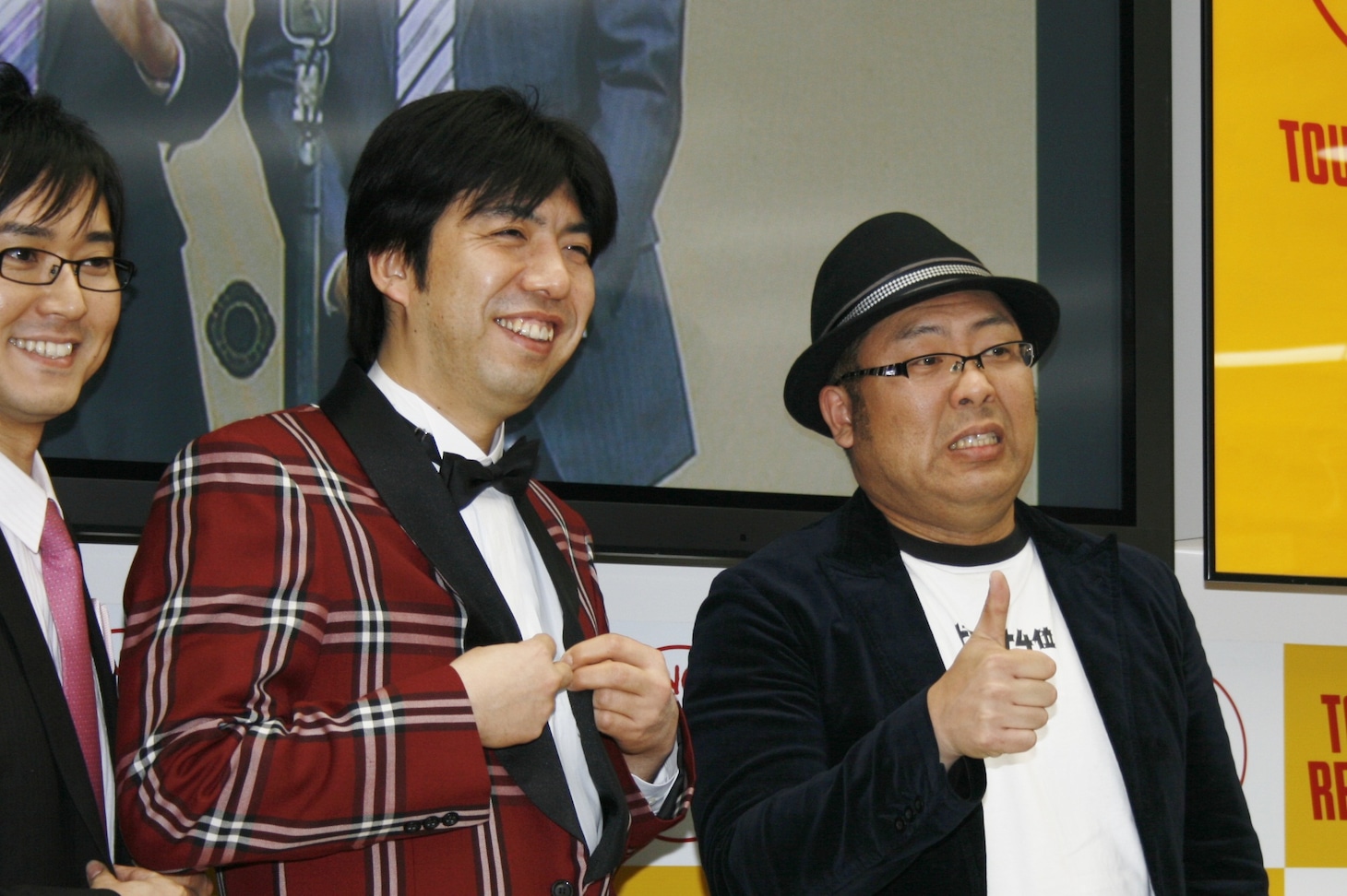 Wコロン。ねづっち（左）は「大相撲とかけて壊れたエレベーターととく。そのこころは、かっかいおせん（「角界汚染」「各階、押せん」）」と時事ネタでなぞかけをととのえていた。